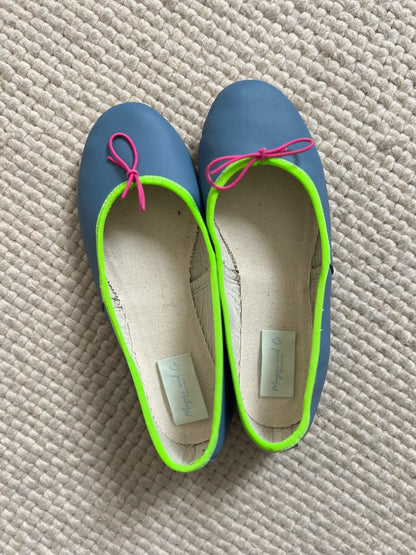 BLUE BALLERINAS WITH GREEN FLUORESCENT