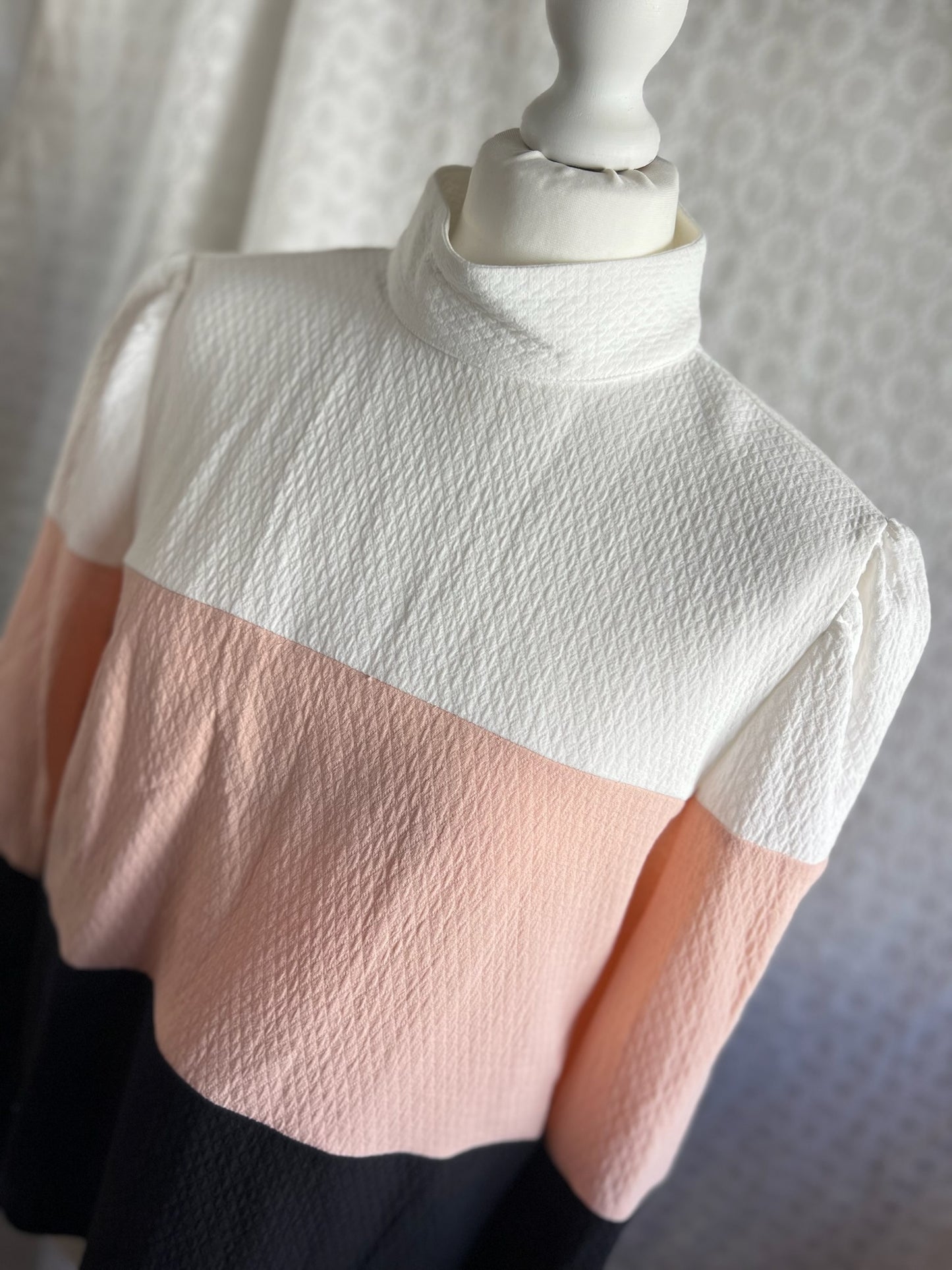 BLUSA TRIANA BLANCA, GRIS Y ROSA