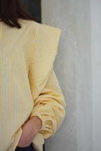 Cargar imagen en el visor de la galería, Blusa con rayas amarillas
