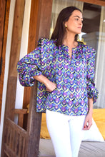 Load image into Gallery viewer, blusa con flores azules
